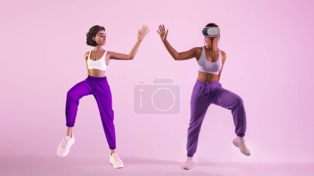 Téléchargez les photos : Fitness en métaverse. Jeune femme noire sportive portant des lunettes vr jouant à la réalité virtuelle jeu de fitness comme avatar 3D, entraînement de danse pratique, fond violet studio, panorama - en image libre de droit