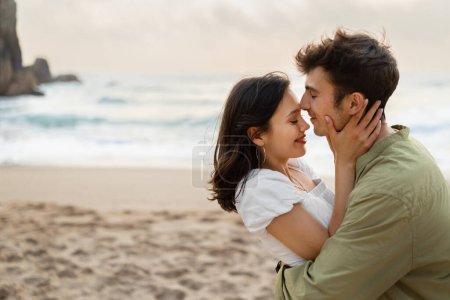Téléchargez les photos : Douce histoire d'amour. Couple aimant coller et profiter du temps sur la date romantique sur la côte, gars et dame embrassant pour anniversaire ou lune de miel en vacances, espace libre - en image libre de droit