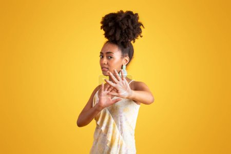 Téléchargez les photos : Effrayé triste confus jeune femme noire refuse la photo, faire stop signe avec les mains, isolé sur fond jaune, studio. Peur, espace personnel, mauvaise nouvelle émotionnelle, harcèlement - en image libre de droit