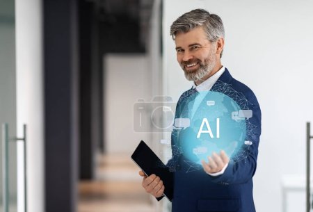 Téléchargez les photos : Joyeux homme d'affaires d'âge moyen portant un costume formel avec une tablette numérique à la main montrant l'hologramme de l'IA au bureau, double explosion, collage pour l'intelligence artificielle dans le concept d'entreprise moderne - en image libre de droit