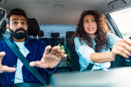 Téléchargez les photos : Danger routier. Couple arabe stressé ayant un risque d'accident de la route, femme conduisant une voiture. Problèmes de sécurité des transports, concept d'accident de véhicule - en image libre de droit