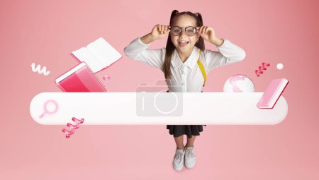 Téléchargez les photos : Éducation sur Internet. Collage avec heureuse petite écolière dans les lunettes posant près de la barre de recherche en ligne et des icônes de livres éducatifs, souriant en regardant la caméra sur fond rose. Offre d'apprentissage en ligne - en image libre de droit
