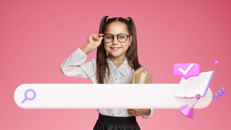 Téléchargez les photos : Leçon en ligne. Petite écolière souriante tenant des livres Publicité Offre d'apprentissage en ligne Debout près de l'icône de la barre de recherche en ligne, regardant la caméra à travers des lunettes de vue sur fond de studio rose. Collage - en image libre de droit
