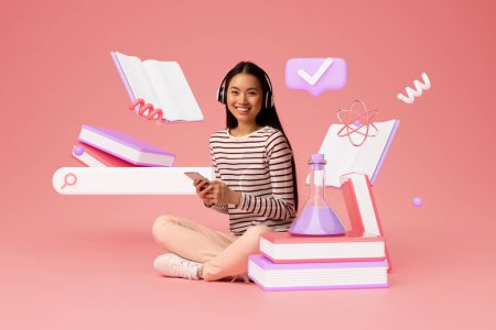 Foto de Aprendizaje electrónico. Mujer asiática joven con teléfono inteligente y auriculares haciendo búsqueda en línea, estudiando y buscando información en internet sentado sobre fondo rosa. Collage con libros, iconos de barras virtuales - Imagen libre de derechos