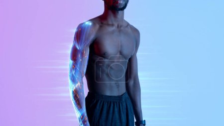 Téléchargez les photos : Vue recadrée de beau jeune sportif noir avec torse nu posant dans la lumière au néon. bodybuilder athlétique sexy afro-américain avec abdominaux proéminents muscles, bannière web pour le concept de sport numérique - en image libre de droit