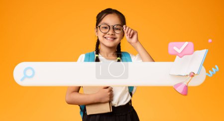 Foto de Búsqueda en línea, sitio web educativo. Sonriente colegiala japonesa en gafas celebración de libro Posando cerca de Internet Websurf Bar icono en Orange Studio fondo. Oferta de E-Learning. Collage, Panorama - Imagen libre de derechos