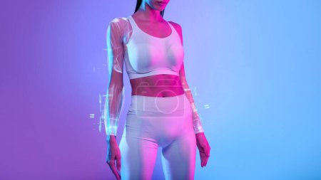 Unerkennbare Fitness-Lady mit perfektem Körper, die weiße Fitnessbekleidung im Studio über rosa und blauem Neon-Hintergrund trägt. Digitaler Sport, Gesundheitstechnologie. Schnappschuss, Panorama, Kopierraum