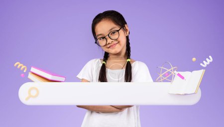 Téléchargez les photos : Offre d'apprentissage en ligne. Asiatique petite écolière en lunettes posant avec les mains pliées près de barre de recherche icône sur fond violet studio. Fille Publicité Éducation Internet moderne. Collage - en image libre de droit