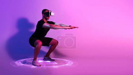 Téléchargez les photos : Technologie sportive. Black Sportsman fait des squats en portant des lunettes VR. Jeune homme sportif faisant l'expérience de la simulation 3D. Homme profitant d'une séance d'entraînement virtuelle, fond studio, espace de copie - en image libre de droit