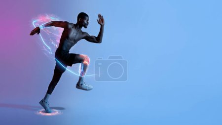 Téléchargez les photos : Portrait complet de jeune homme noir concentré avec torse nu courant rapidement dans l'éclairage au néon, panorama, espace de copie. Vue latérale du jogging sportif afro-américain motivé, concept de sport numérique - en image libre de droit