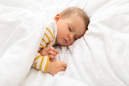 Foto de Manta de sueños. Niña linda bebé durmiendo en la cama, primer plano, espacio de copia, vista superior. Buenos días, descanso y relajación, dulce sueño, infancia en casa - Imagen libre de derechos