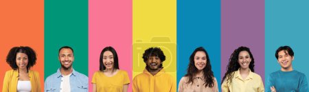 Foto de Colorido mosaico de caras felices y retratos de jóvenes millennials sonriendo posando sobre fondos de diferentes colores. Generación de los Millennials, gente alegre multicutural retrato de grupo. Collage. - Imagen libre de derechos