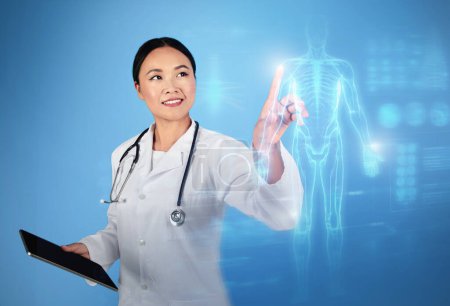 Téléchargez les photos : Concept de technologie médicale. Femme médecin asiatique en manteau blanc touchant hologramme du corps humain, dame neurochirurgien en utilisant la réalité virtuelle pour étudier les données de santé du patient, collage créatif - en image libre de droit