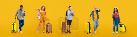 Foto de Jóvenes negros y europeos felices con maletas muestran boletos y pasaporte, disfrutan de viajes y vacaciones aislados en el fondo del estudio naranja, panorama. Viaje, turismo, aventura y estilo de vida - Imagen libre de derechos
