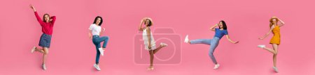 Téléchargez les photos : Heureuses jeunes femmes heureuses dans la danse décontractée, amusez-vous, isolées sur fond de studio rose, panorama, pleine longueur. Soirée, vente et soins de beauté, mode, mode de vie, publicité et offre - en image libre de droit