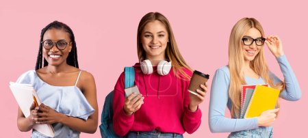 Foto de Collage creativo con tres estudiantes femeninas multiétnicas felices posando sobre fondo rosa, diversas mujeres jóvenes sonrientes sosteniendo libros de trabajo, listas para el estudio, de pie aisladas sobre telones de fondo coloridos - Imagen libre de derechos