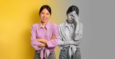 Téléchargez les photos : Heureuse et triste femme asiatique millénaire souffrent de dépression, capture l'impact mental de l'homme moderne, maux de tête sur fond jaune et gris, panorama. Problèmes mentaux, émotions de stress - en image libre de droit