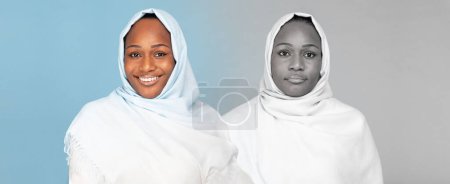 Téléchargez les photos : Souriante, malheureuse femme arabe millénaire en hijab souffrent de dépression sur fond bleu et gris, panorama, studio. Problèmes mentaux, émotions négatives, mode de vie et stress - en image libre de droit