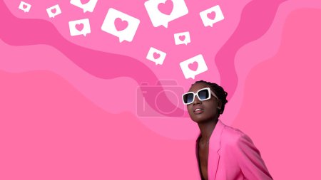 Téléchargez les photos : Femme noire élégante aux lunettes de soleil blanches et au blazer rose vibrant lève les yeux, entourée de bulles vocales en forme de cœur sur fond rose ondulé, espace de copie - en image libre de droit