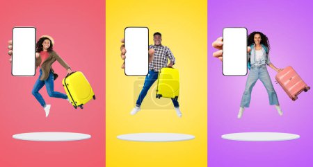 Téléchargez les photos : Group Of Tourists Showing Phone With Blank Screen And Jumping With Suitcase, Cheerful Multiethnic People Recommending Travel Application, Floating Above Platform On Bright Background, Mockup - en image libre de droit