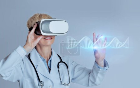 Foto de Doctora profesional en gafas VR estudiando la hebra azul brillante de ADN humano virtual, utilizando el método CRISPR futurista para pacientes, disfrutando de tecnologías de realidad aumentada, fondo de estudio azul - Imagen libre de derechos