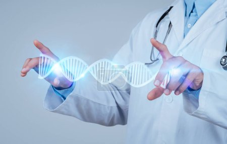 Téléchargez les photos : Innovateur médical méconnaissable navigue dans l'ADN virtuel de couleur bleue avec une précision CRISPR, aidé par des aperçus de réalités augmentées, gros plan en studio - en image libre de droit