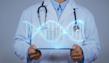 Téléchargez les photos : À l'avenir des soins de santé, médecin méconnaissable embrasse la réalité augmentée pour affiner l'ADN virtuel avec CRISPR pour les patients, hologramme flottant au-dessus de la tablette numérique - en image libre de droit