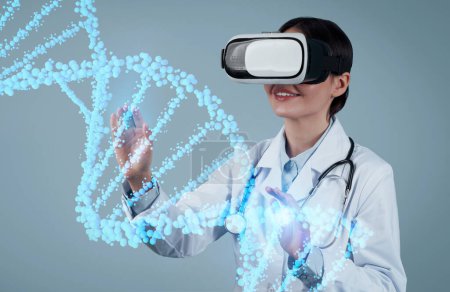 Téléchargez les photos : Grâce à la finesse de CRISPR et aux perspectives de réalité augmentée, la jeune femme médecin pionnière des soins personnalisés aux patients grâce aux technologies de réalité virtuelle et au montage d'ADN - en image libre de droit
