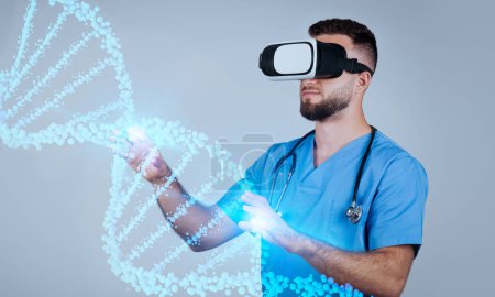 Foto de Concepto de medicina futurista. Joven doctor con gafas VR en el futuro de la salud lleva a cabo ediciones precisas CRISPR en el ADN virtual, ayudado por la realidad aumentada, fondo de estudio azul - Imagen libre de derechos