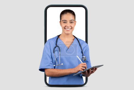 Téléchargez les photos : Une femme médecin européenne joyeuse affichée dans un cadre de smartphone sourit en utilisant une tablette numérique, un concept créatif pour la télésanté et les consultations médicales en ligne - en image libre de droit