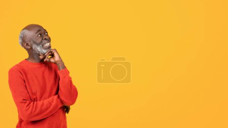 Téléchargez les photos : Pensif homme noir sénior joyeux en pull rouge regarder l'espace libre, rêve, penser, profiter du mode de vie, isolé sur fond de studio. Recommandation annonce, offre et vente, émotions des gens - en image libre de droit