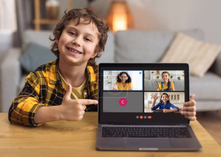 Téléchargez les photos : Écolier garçon mignon montrant ordinateur portable avec écran de leçon en ligne, apprendre la langue étrangère avec d'autres enfants sur Internet, profiter de l'éducation à distance, collage - en image libre de droit