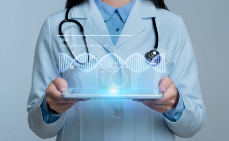Téléchargez les photos : Technologies médicales en génétique. Femme méconnaissable médecin généticien tenant tablette numérique avec hologramme de chaîne d'ADN, debout sur fond gris en studio. Recadré, Collage - en image libre de droit