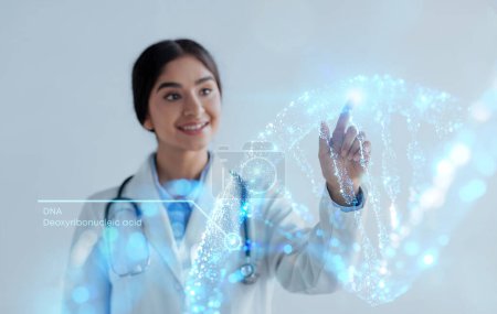 Foto de Doctor mano tocando la imagen interactiva holograma 3D de la cadena de ADN humano. Sonriente joven india médico genetista y tecnología moderna, fondo gris, doble exposición, collage - Imagen libre de derechos