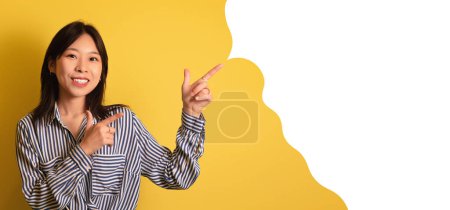 Téléchargez les photos : Joyeux coréen femme décontractée pointant les doigts de côté à bulle vierge avec de l'espace libre pour le texte sur fond jaune, offre d'achat de publicité ou de texte, maquette pour le design, panorama, collage - en image libre de droit