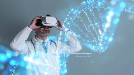 Foto de Emocionado genetista médico hombre maduro en ropa de trabajo con gafas VR, mirando la cadena de ADN holograma 3D, fondo gris. Tecnologías modernas en salud, genética, collage, doble exposición - Imagen libre de derechos