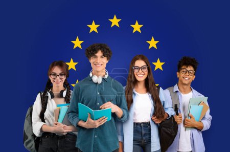 Foto de Cuatro alegres estudiantes milenarios con mochilas y cuadernos parados sobre un fondo azul con estrellas amarillas, representando a la Unión Europea, estudio. Estudio, educación - Imagen libre de derechos