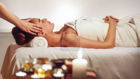 Téléchargez les photos : Jeune fille ayant massage du visage, détente dans le salon de spa et profiter de la thérapie aromatique - en image libre de droit