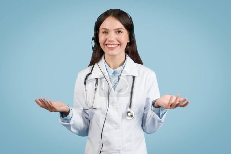 Engagierte Ärztin mit Kopfhörer und Labormantel, lächelnd und mit einladender Geste, bereit für Telemedizin-Beratung auf blauem Hintergrund