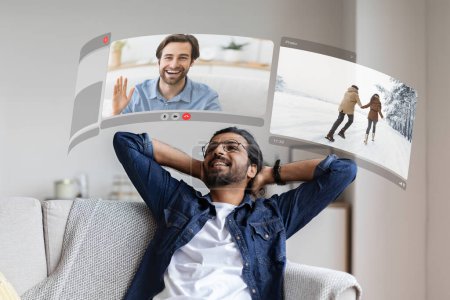 Foto de Las gafas VR transportan al joven indio a un mundo digital inmersivo, redefiniendo la forma en que se conecta con sus amigos a través de la pantalla digital, relajándose en casa - Imagen libre de derechos