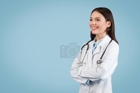 Strahlende junge Ärztin im weißen Laborkittel mit Stethoskop, lächelnd und nachdenklich in den Kopierraum blickend, vor beruhigendem blauen Hintergrund