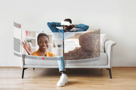 Téléchargez les photos : Jeune couple afro-américain ayant un appel vidéo de réalité virtuelle, gars avec casque VR assis sur le canapé à la maison, regardant des écrans numériques bénéficiant de la technologie futuriste. Collage - en image libre de droit