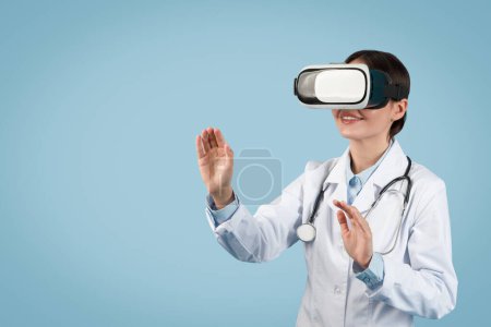 Ärztin mit VR-Headset, interagiert mit Virtual-Reality-Technologie für fortgeschrittene Ausbildung oder Diagnose im Gesundheitswesen, auf blauem Hintergrund