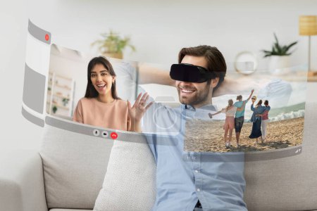 Foto de Hombre joven con auriculares VR entra en el reino virtual, conectarse con la novia a través de conversaciones de vídeo realistas en casa, mirándola a través de la pantalla digital - Imagen libre de derechos