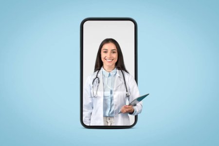 Téléchargez les photos : Interface d'application de santé numérique avec médecin féminin joyeux tenant presse-papiers, symbolisant les soins aux patients et la tenue de dossiers, fond bleu - en image libre de droit