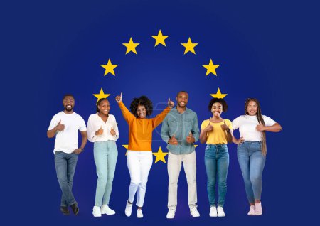 Foto de Seis jóvenes entusiastas felices con el pulgar hacia arriba, mostrando diversas expresiones de alegría y aprobación, recomienda contra una bandera de la Unión Europea, la promoción de la diversidad, estudio - Imagen libre de derechos