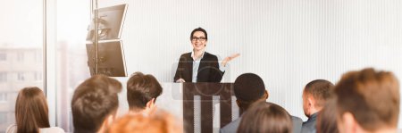 Téléchargez les photos : Femme d'affaires donnant une présentation aux jeunes employés dans la salle de conférence - en image libre de droit