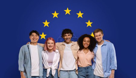 Foto de Cinco alegres jóvenes adultos de diversos orígenes étnicos que se unen con grandes sonrisas sobre un fondo azul adornado con estrellas de la Unión Europea, que representan la diversidad y la unidad - Imagen libre de derechos
