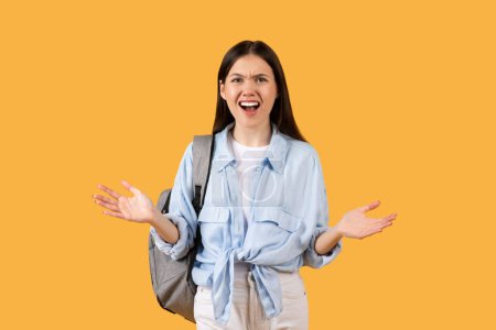 Junge Frau in legerer Kleidung, die einen Rucksack trägt, zeigt einen animierten Ausdruck der Verärgerung und Verwirrung und fügt den alltäglichen Studentenszenarien Dramatik hinzu