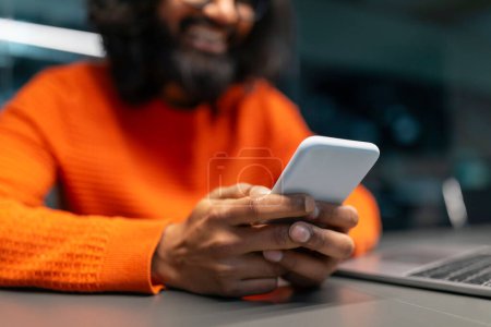 Eine Person, die mit der Hand auf einem Mobiltelefon surft, könnte die Nutzung sozialer Medien, das Surfen im Internet oder Kommunikation implizieren